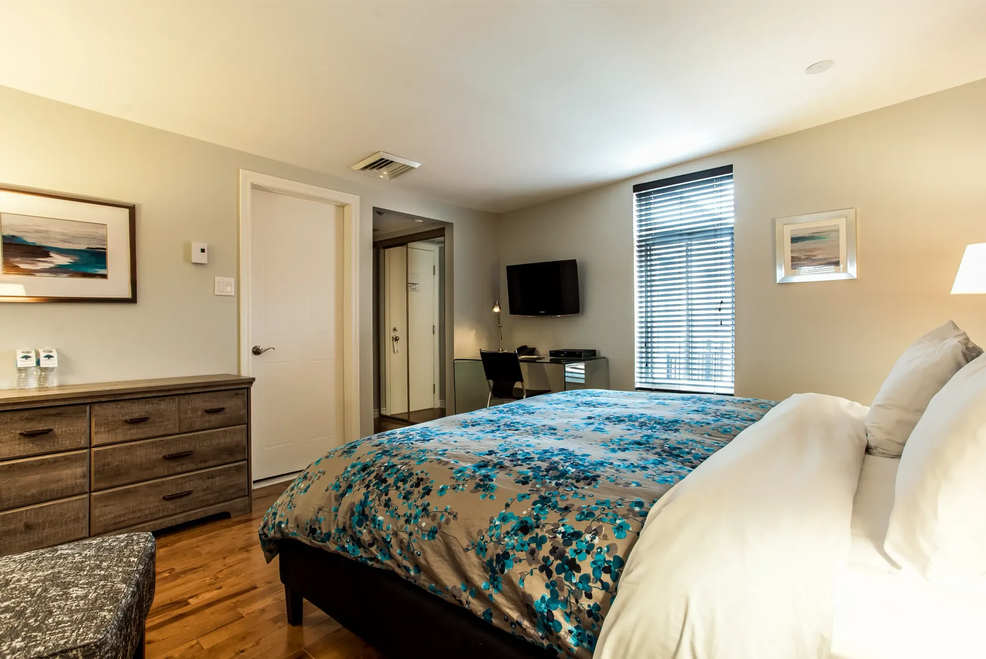 Une chambre avec un lit king size et une commode