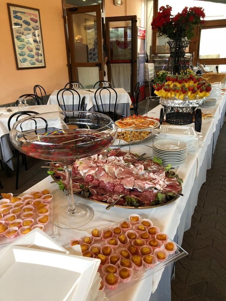 Tavolo da buffet con antipasti e bevande in un ristorante.