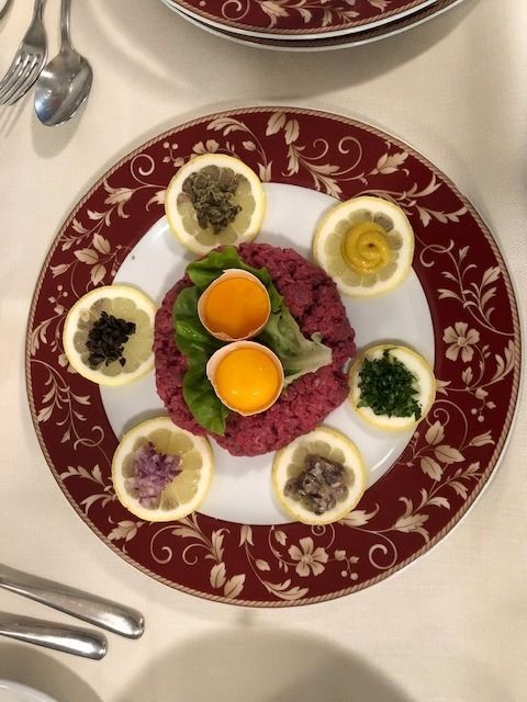 Tavolo da buffet con antipasti e bevande in un ristorante.