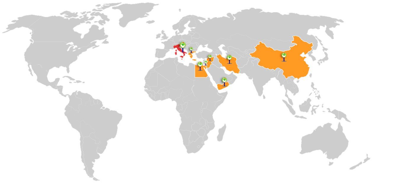 Mappa del mondo che evidenzia le posizioni delle colture in arancione e verde, con icone a forma di puntina.