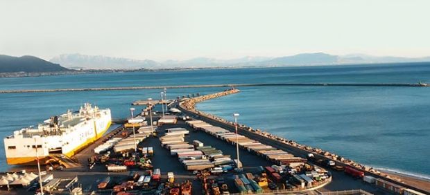 Vista di un porto logistico
