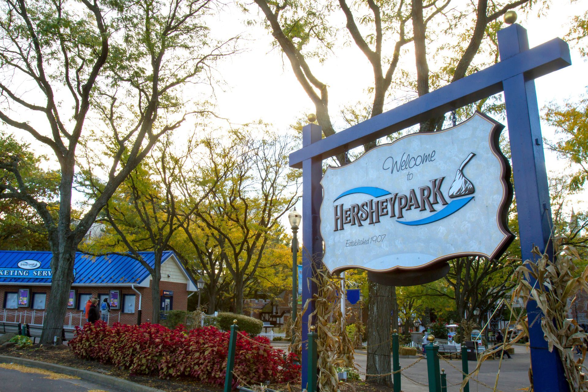 A sign for hershey park is in front of a building