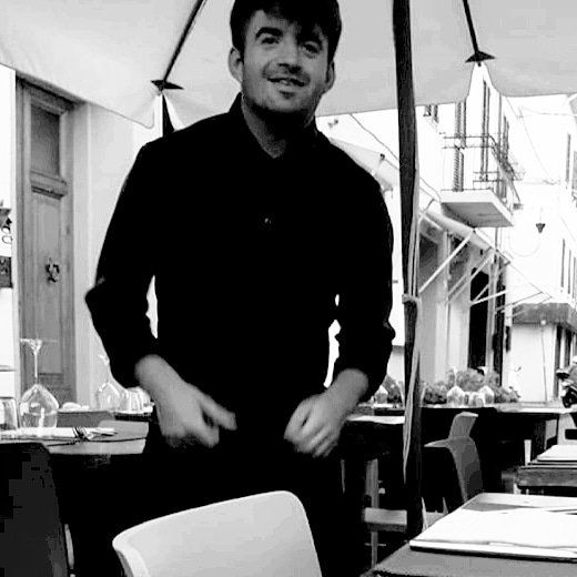 foto giovane cameriere