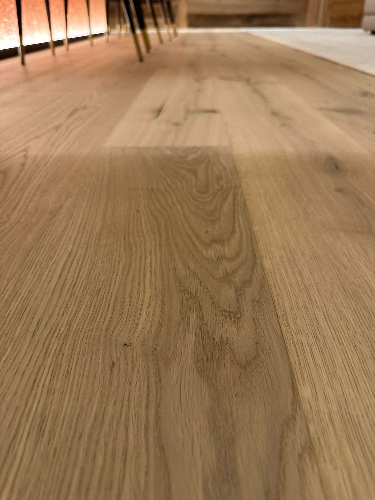 Un gros plan d'un plancher en bois dans une pièce.