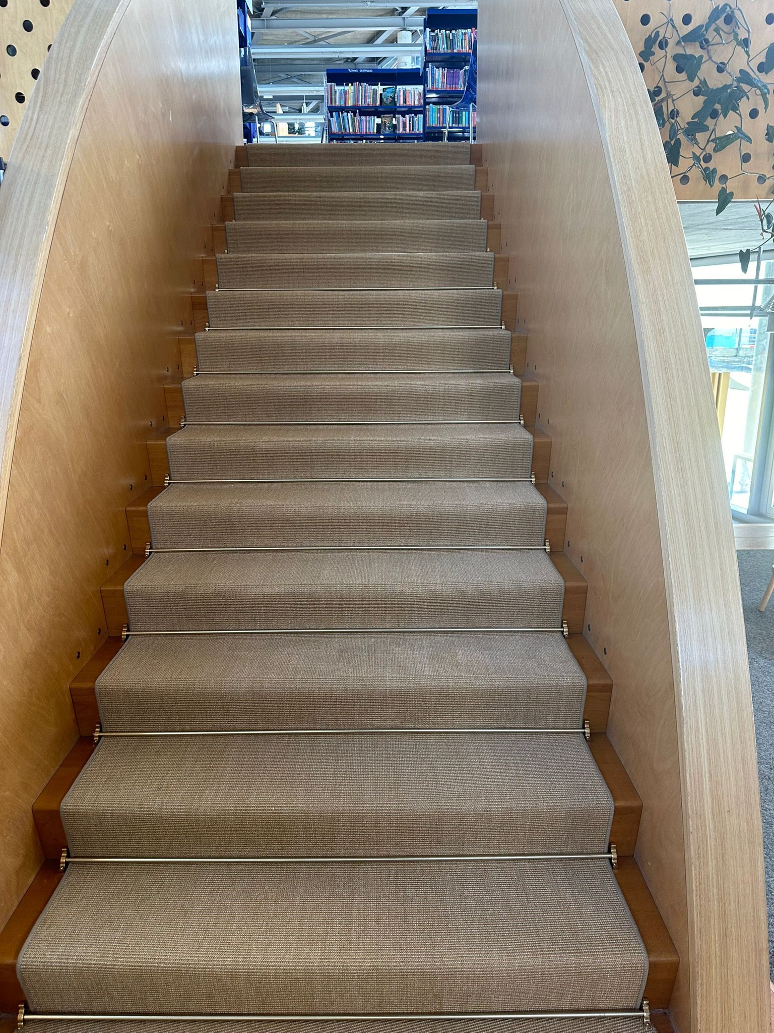 Un ensemble d'escaliers menant à un magasin.