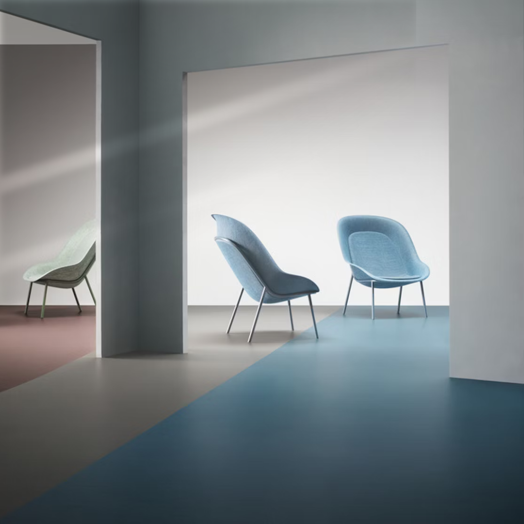 Trois chaises sont assises dans une pièce avec un sol bleu