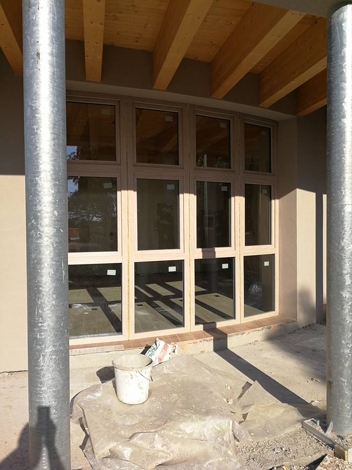 montaggio di porta d'ingresso