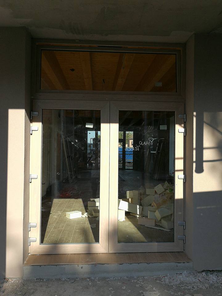 porta d'ingresso per palazzo con uffici