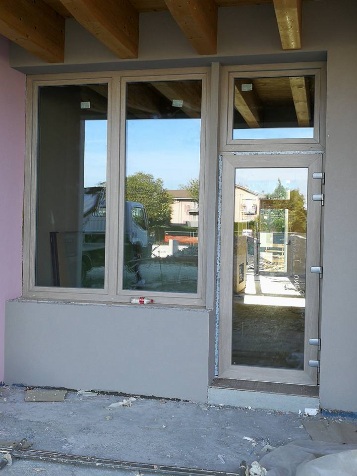 porta e finestra con infissi in pvc