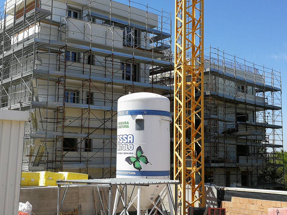 edificio in costruzione con finestre su misura