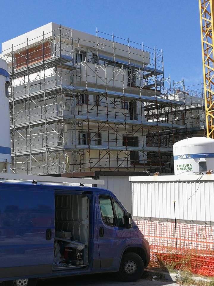 edificio in costruzione con infissi su misura