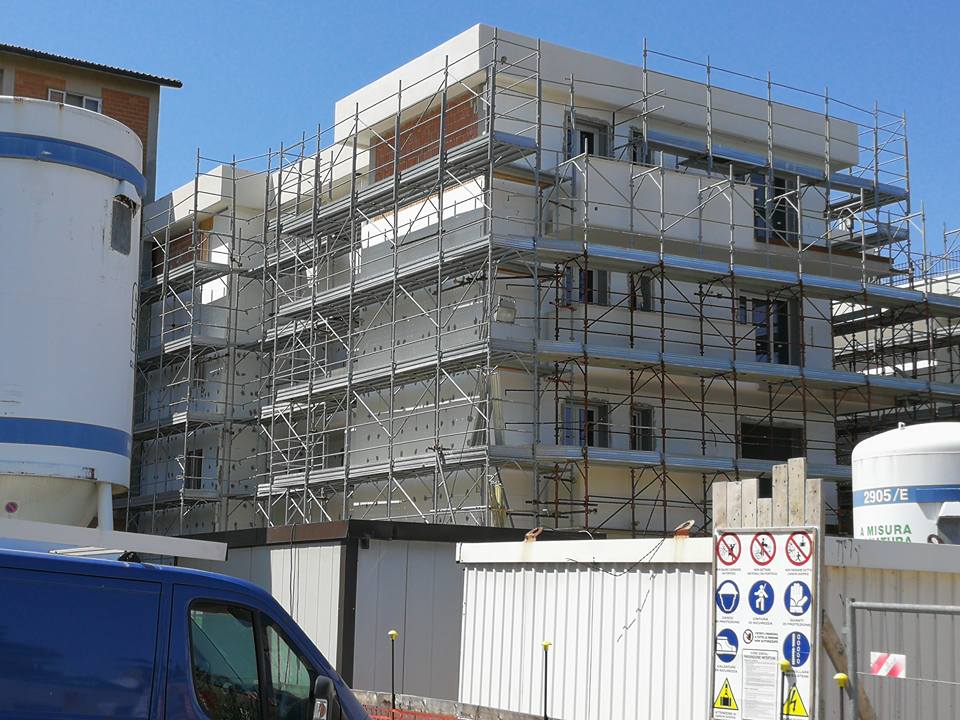 edificio in costruzione con infissi personalizzati