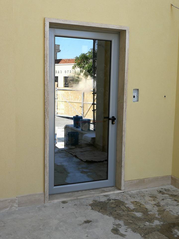 porta secondaria di appartamento in pvc