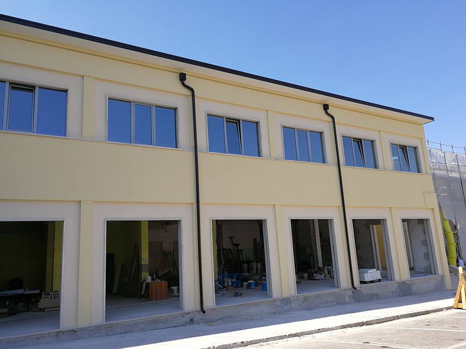 stabilimento con porte d'ingresso in pvc