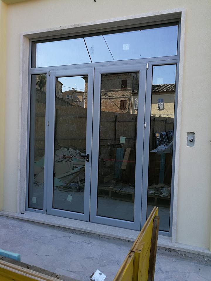 ampia porta d'ingresso vetrata