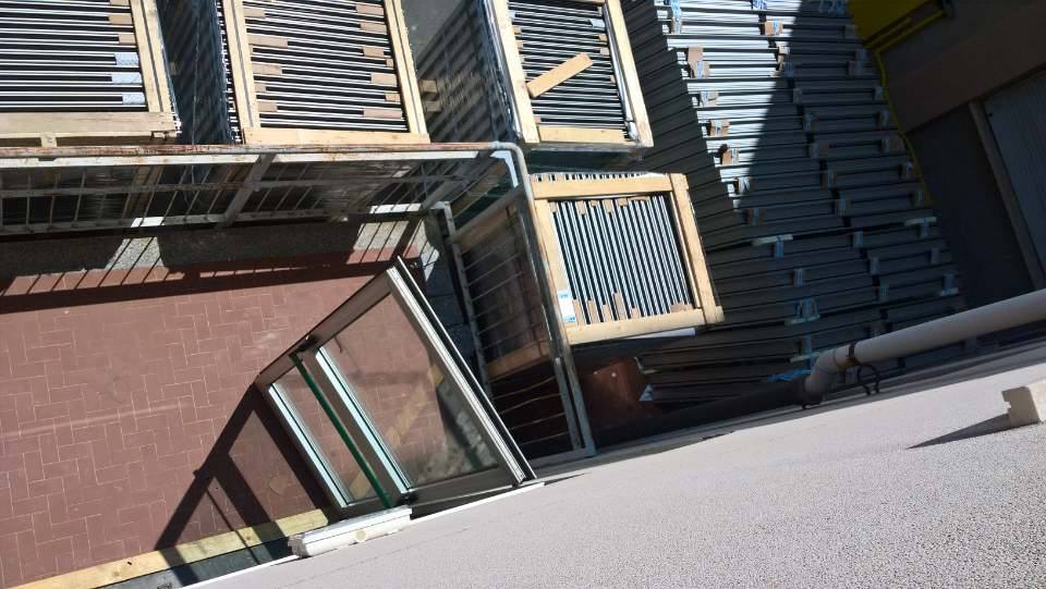 vista dall'alto di porta d'ingresso ion pvc aperta