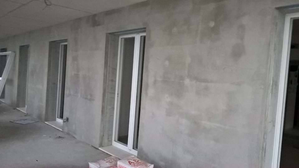 casa in fase di restauro con porte in pvc