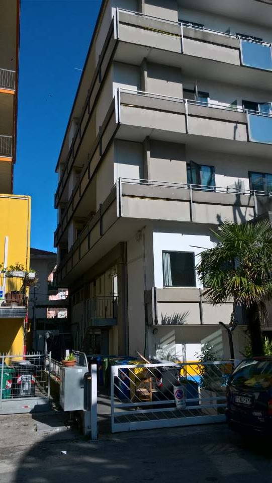 palazzo condominiale con finestre in pvc