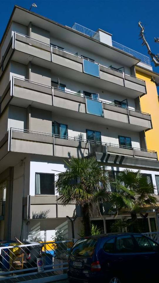 condominio con infissi in pvc