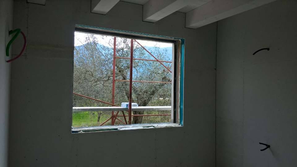 fase d'installazione di finestra con sistema avvolgibile