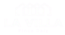 Logotipo de La Villa blanco con siluetas de casas sobre el texto 