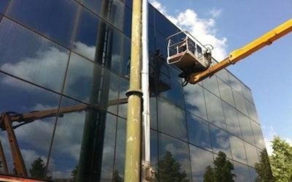 lavaggio vetrate con piattaforma