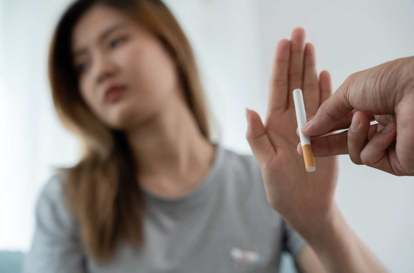 Acupuncturist behandelt een patiënt voor stoppen met roken