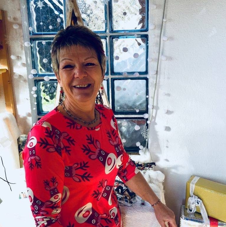 cliente satisfaite en chemisier rouge