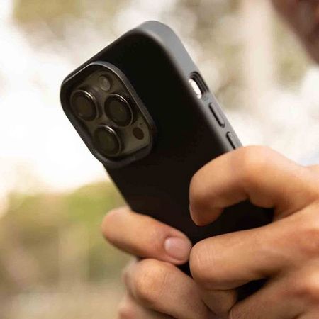 Uma pessoa está segurando um celular preto na mão.