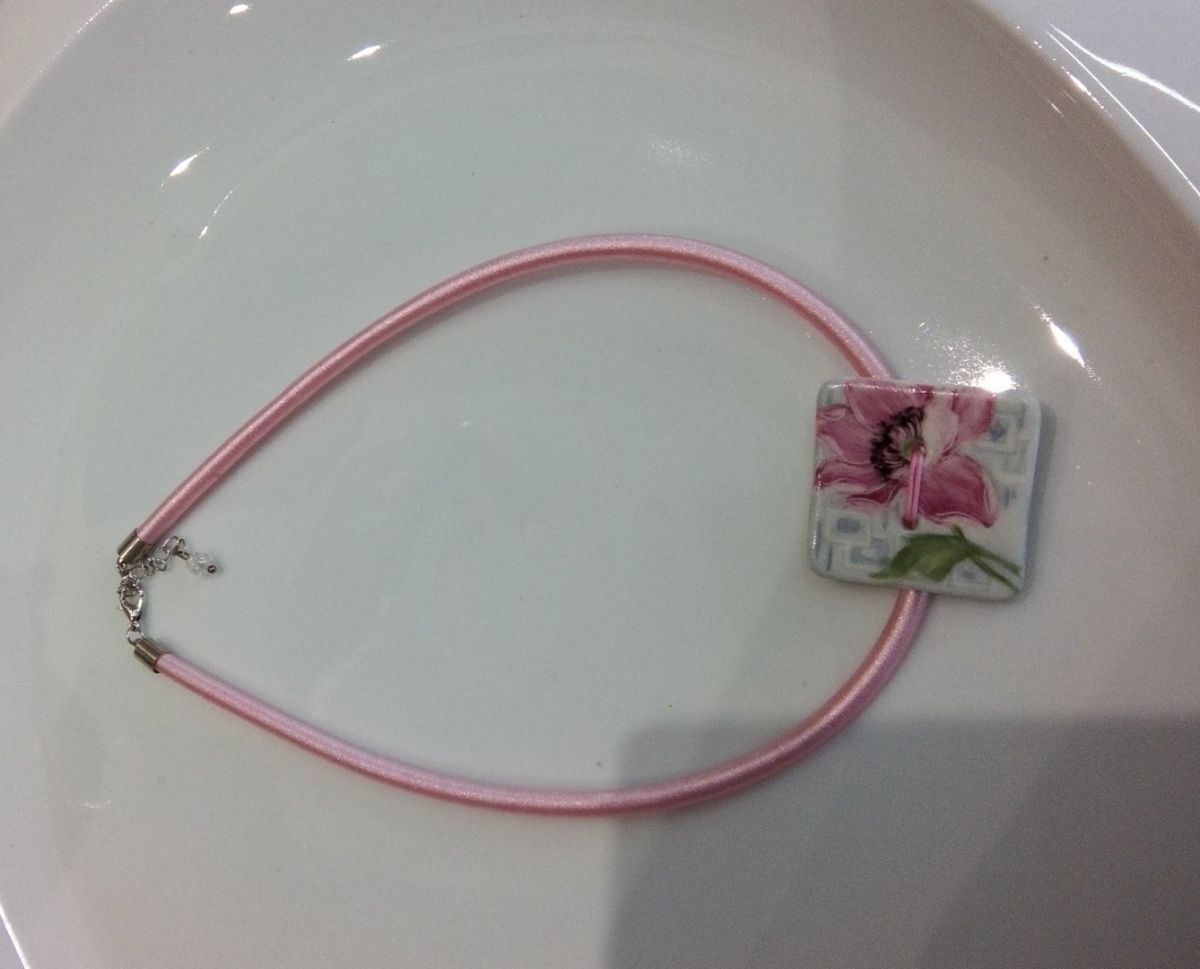 collana con ciondolo in ceramica