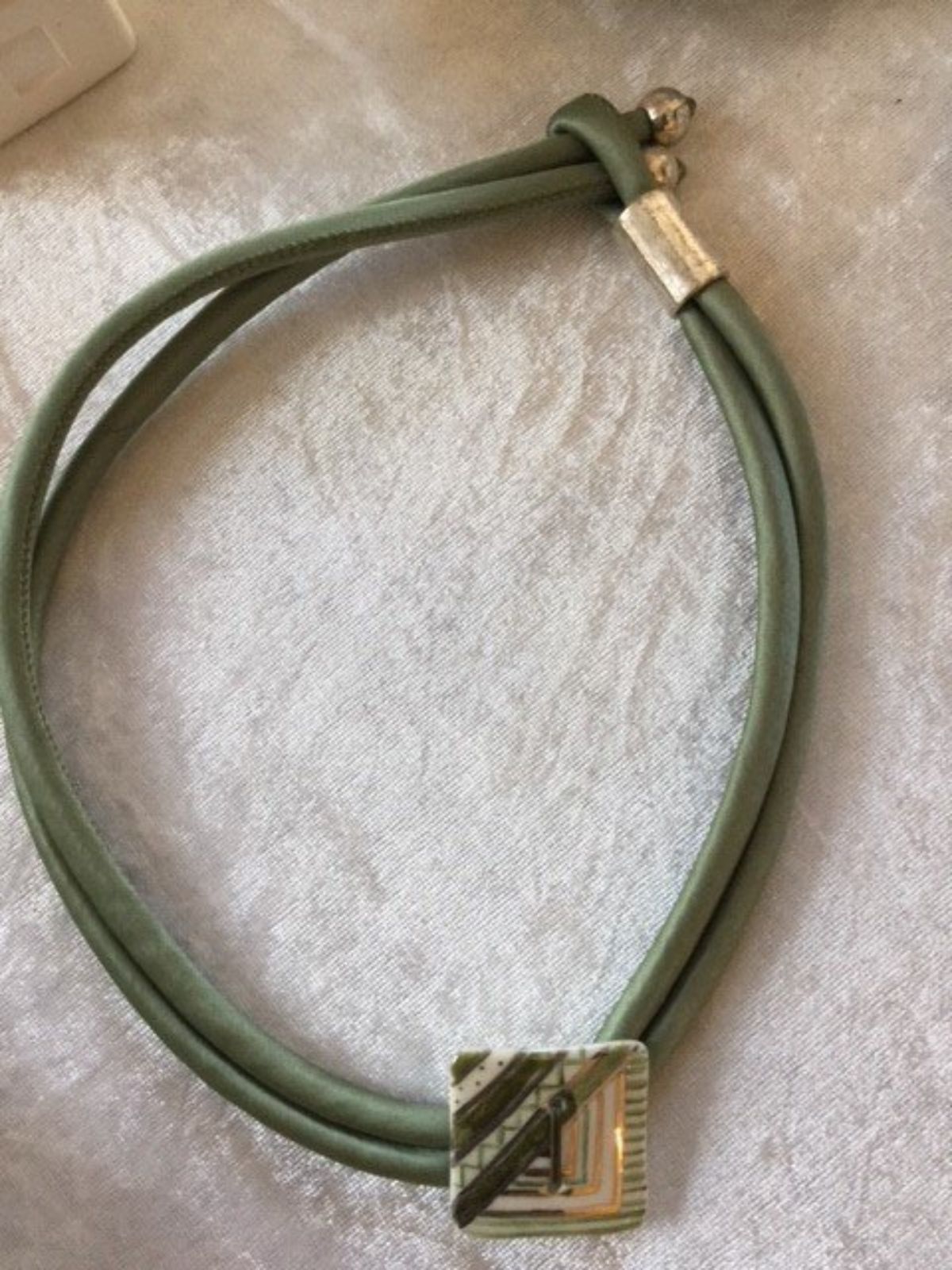 collana con cordone e ciondolo in ceramica