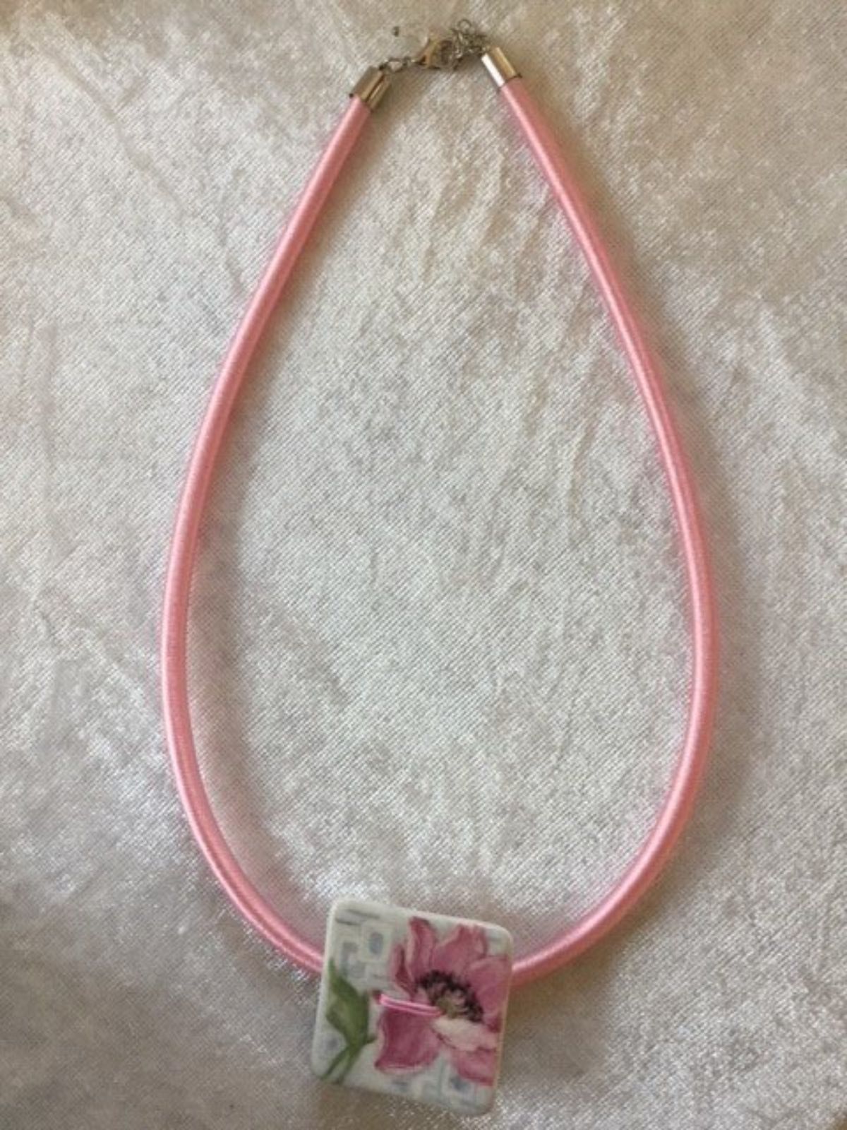 collana rosa e bianca