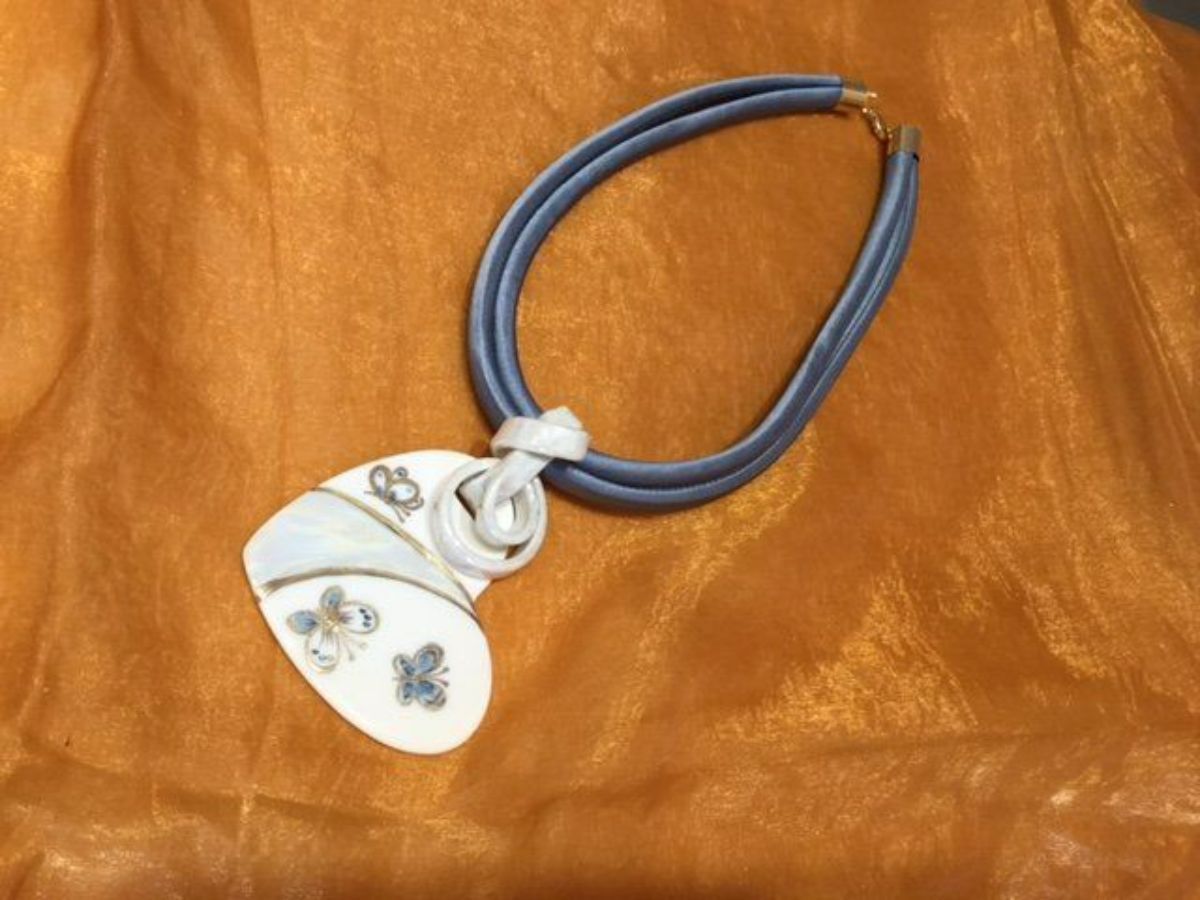 collana con ciondolo in ceramica