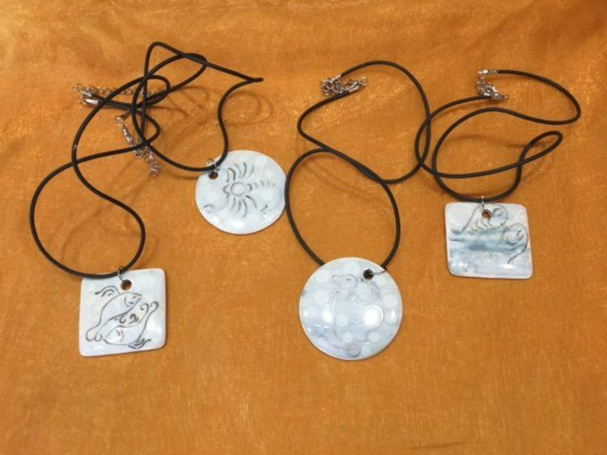 collane con medaglioni in ceramica