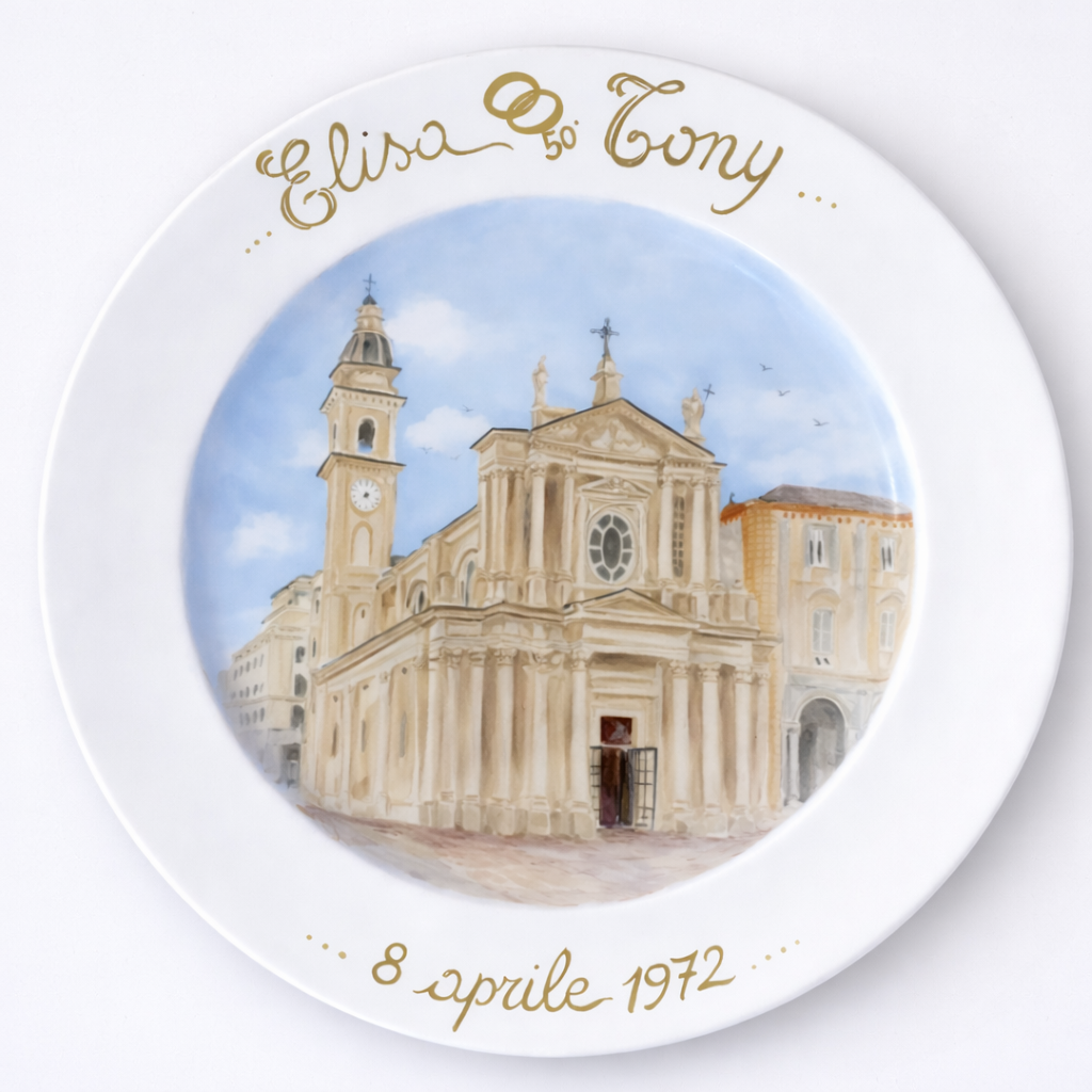 Piatto decorativo raffigurante una chiesa, con i nomi 