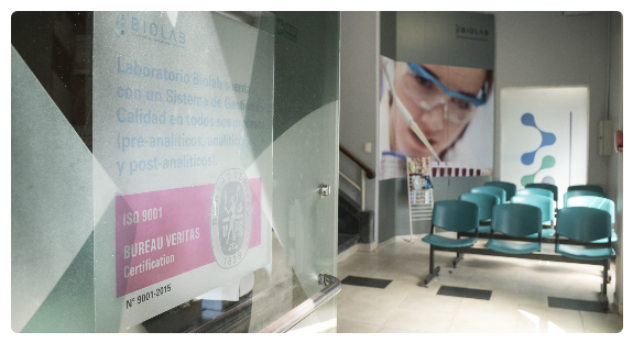 Una sala de espera con una foto de un científico en la pared.