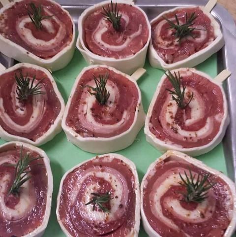 Una ciotola di salsa di pomodoro con un pezzo di pane dentro.