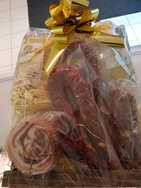 Un piatto di cibo e una bottiglia di vino su un tavolo.