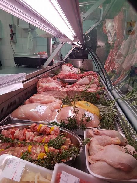 Un piatto di cibo e una bottiglia di vino su un tavolo.