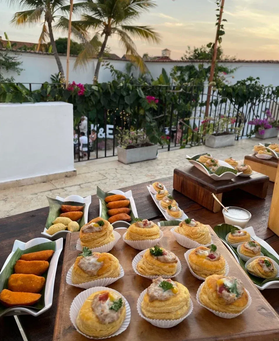 Mesa con bocados y pasabocas artesanales en terraza, propuesta de gastronomía de Mompox en Karakalí Boutique Hotel.