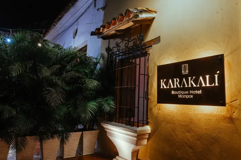 Fachada iluminada del Hotel Boutique Karakalí en Mompox, alojamiento colonial de lujo.