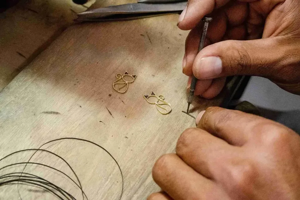 Artesano trabajando filigrana en Mompox, tradición cultural recomendada por el Hotel Karakalí