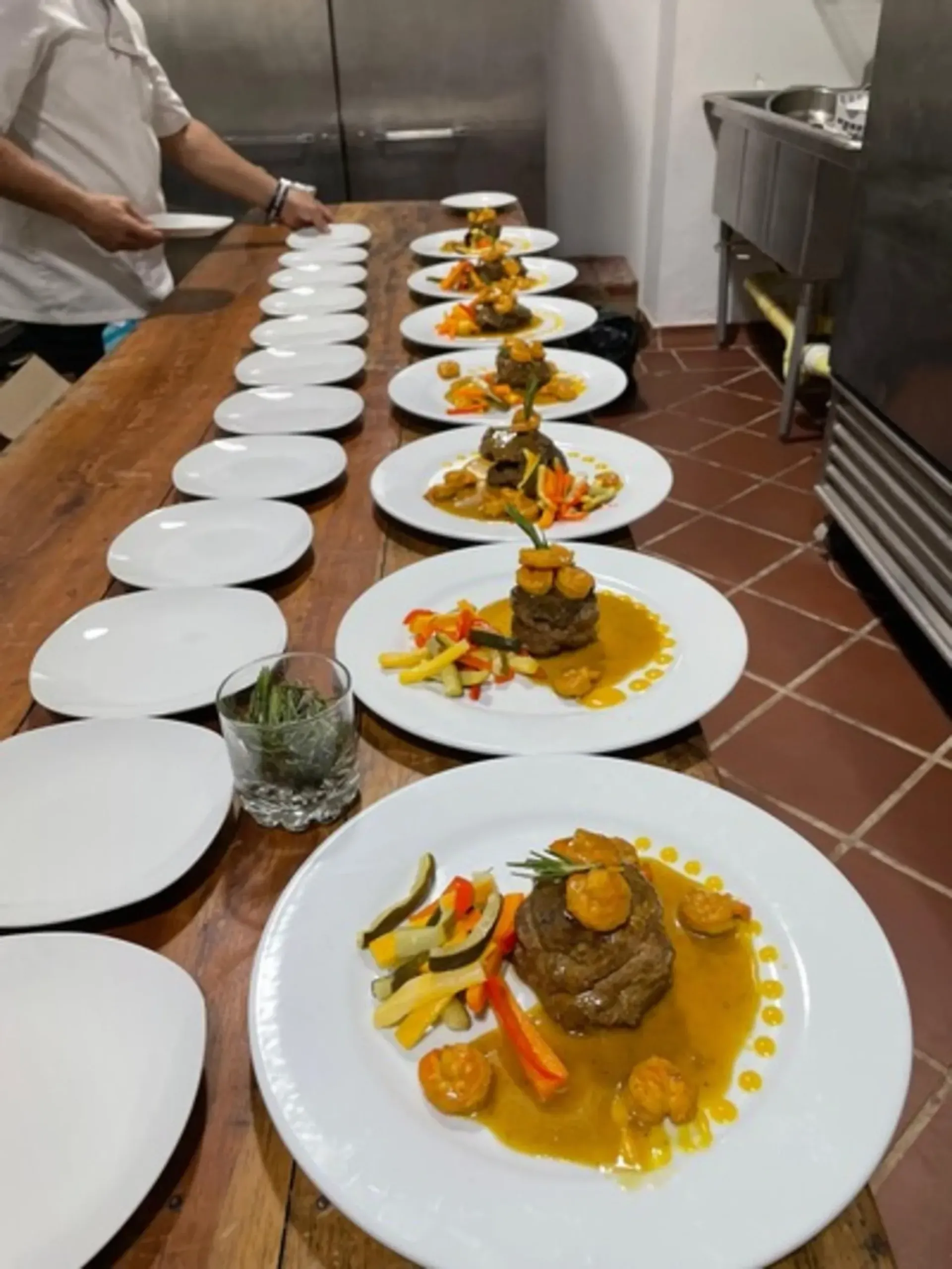 Platos principales listos para servicio especial, propuesta de restaurante para eventos en Mompox en Hotel Karakalí.