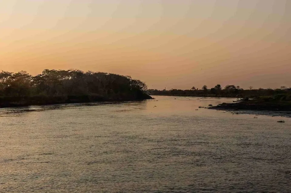 Atardecer sobre el río Magdalena en Mompox, paisaje natural cerca del Hotel Boutique Karakalí.
