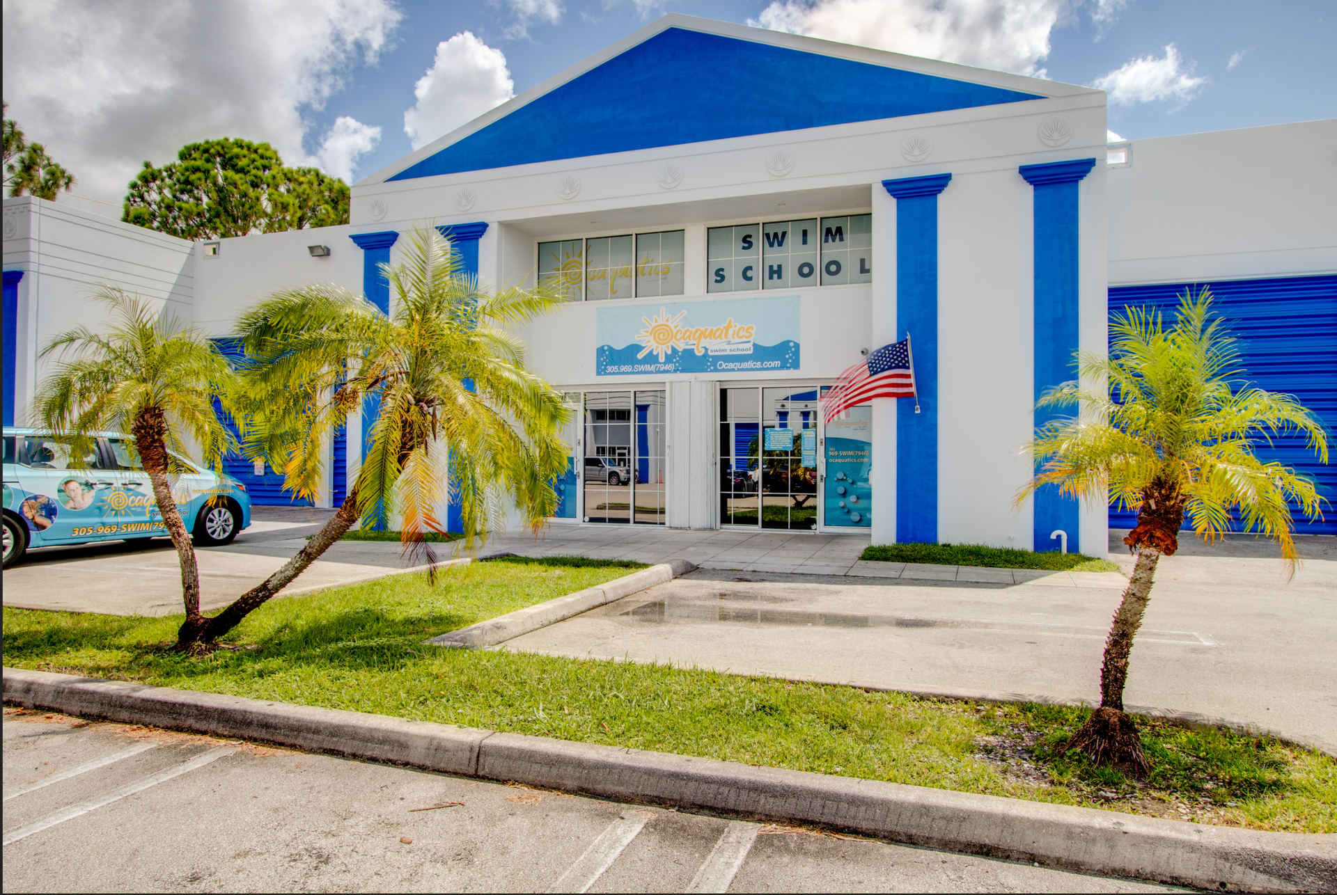 A blue and white building with the word swim school on it