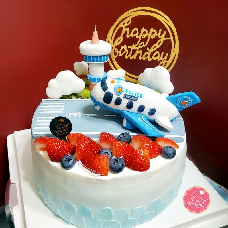 上面有草莓和藍莓的生日蛋糕