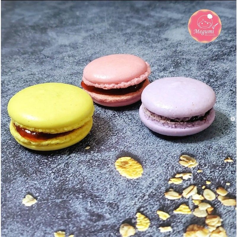 桌上擺放著三種不同顏色的馬卡龍