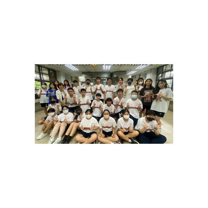 一群戴著口罩的孩子正在房間裡擺姿勢拍照。