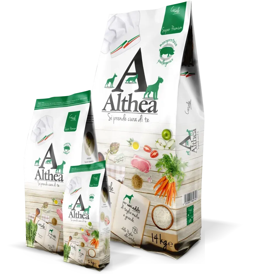 Sacchetti di cibo per cani di varie dimensioni con illustrazioni degli ingredienti. Il marchio è Althea.