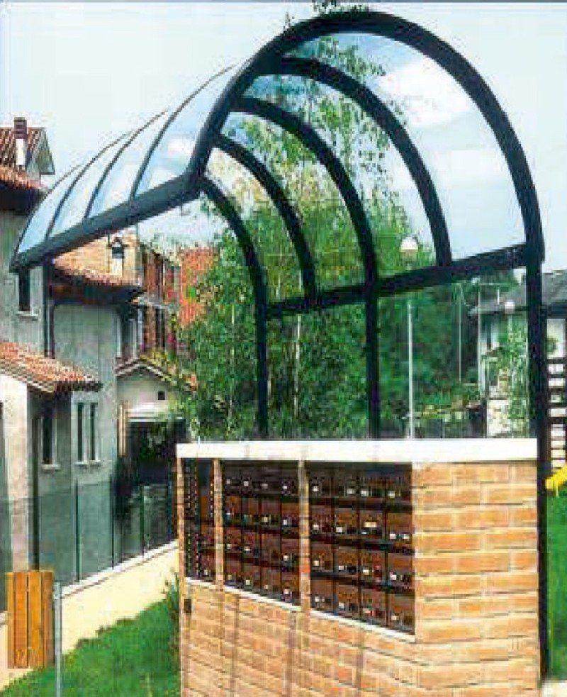 Pensilina a cupola trasparente